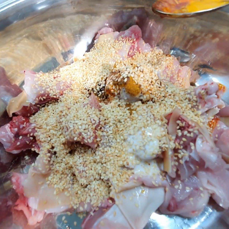 Step 2 Marinating rabbit meat Fried sesame rabbit