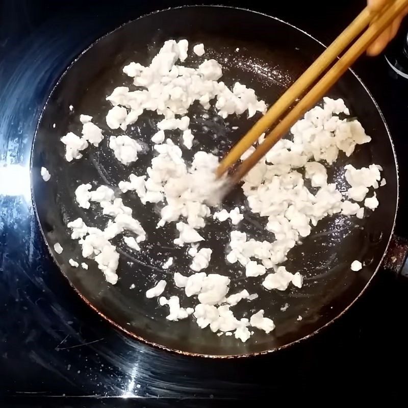 Step 3 Marinate the meat and stir-fry the minced meat Chicken egg porridge