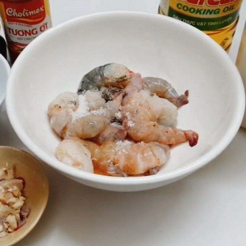 Step 2 Marinate the shrimp for Salty Fried Shrimp