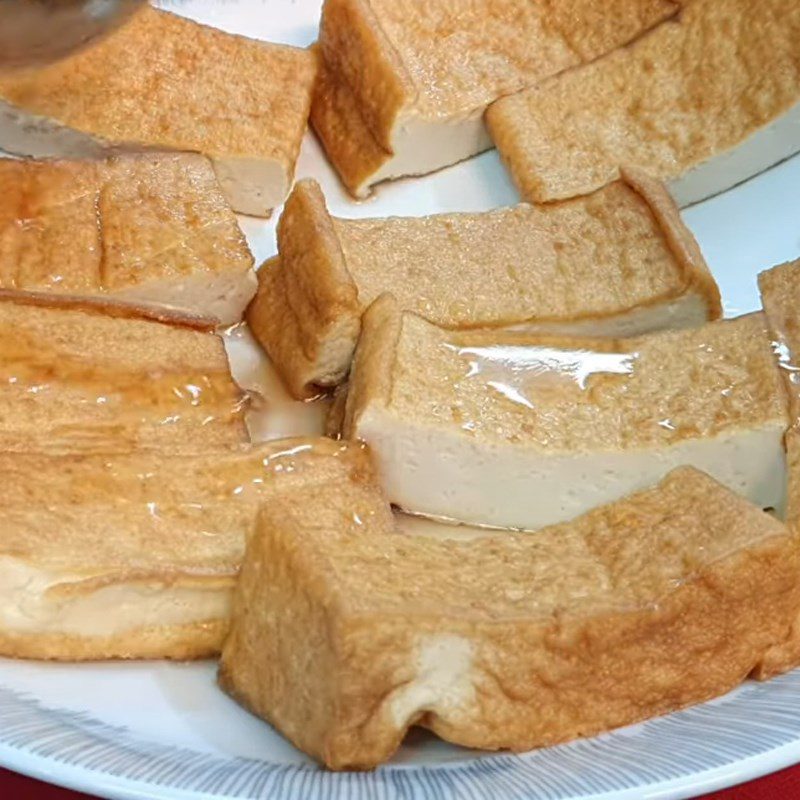 Step 2 Marinating and frying tofu Fried tofu with onion oil and peanuts