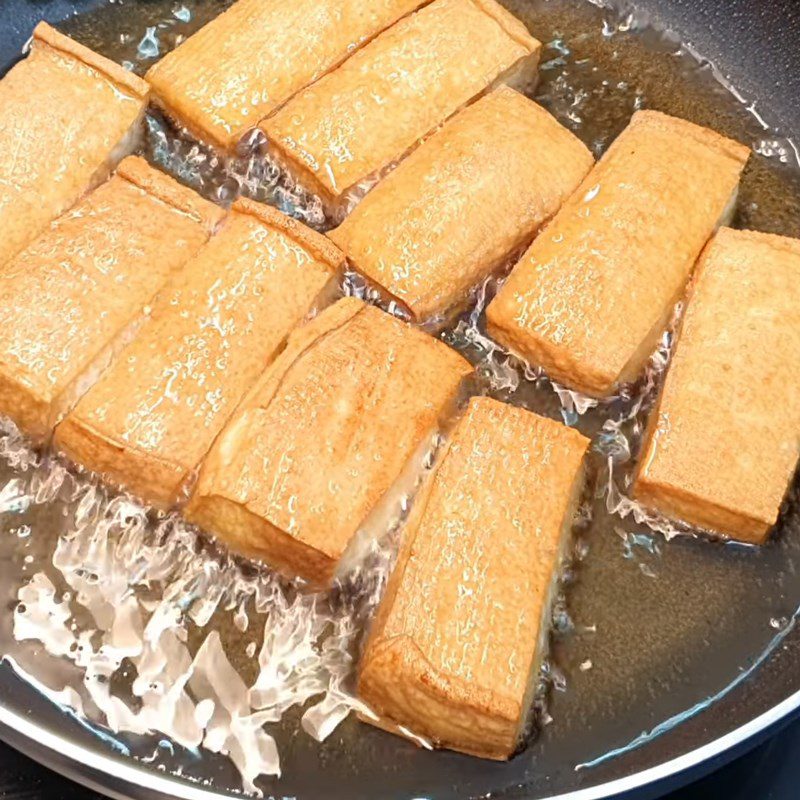 Step 2 Marinating and frying tofu Fried tofu with onion oil and peanuts