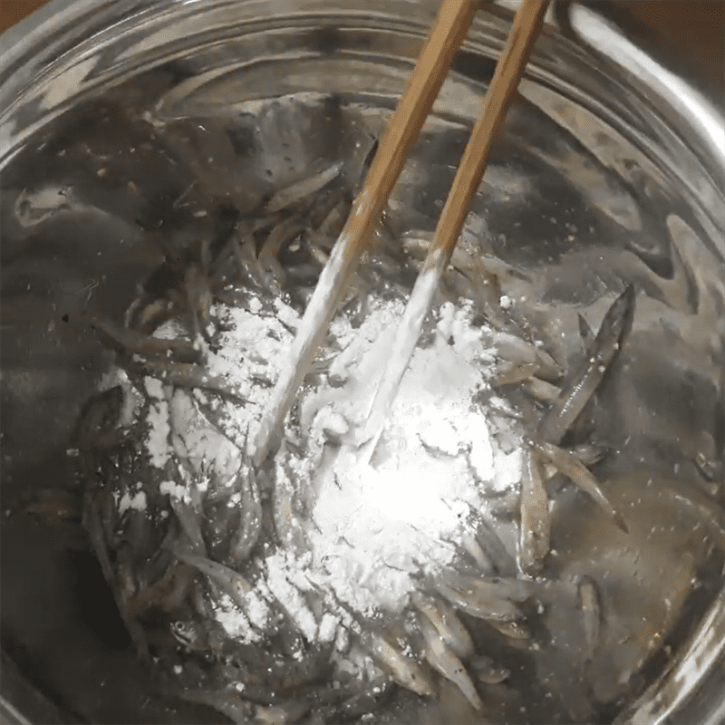 Step 2 Marinate and coat the goby fish Goby fried with garlic butter