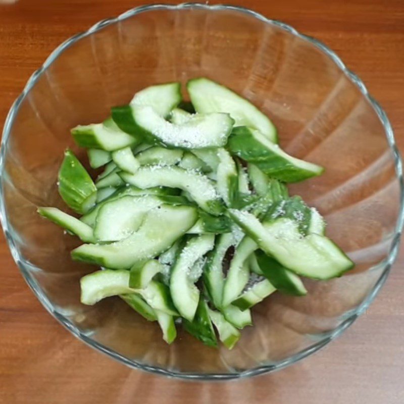 Step 3 Marinate and stir-fry cucumber Beef stir-fried with cucumber