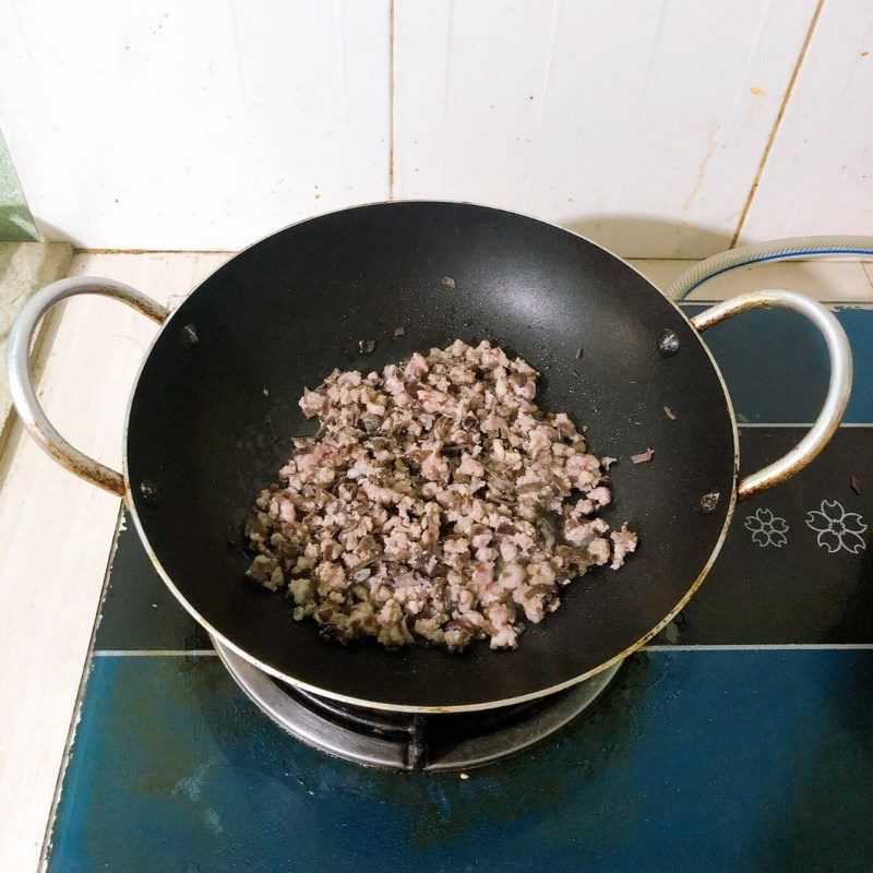 Step 2 Marinate and stir-fry meat Steamed bread with minced meat