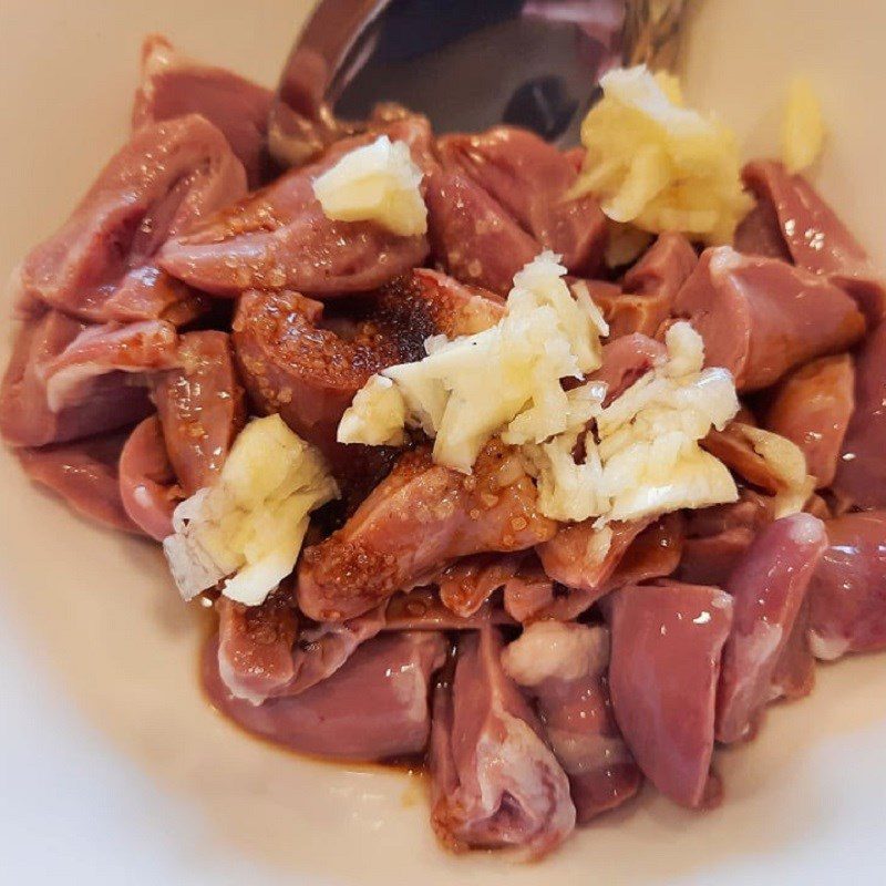 Step 2 Marinate and stir-fry chicken hearts Stir-fried zucchini with chicken hearts