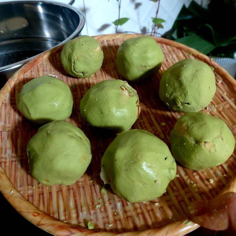 Step 6 Forming the filling for mung bean sticky rice