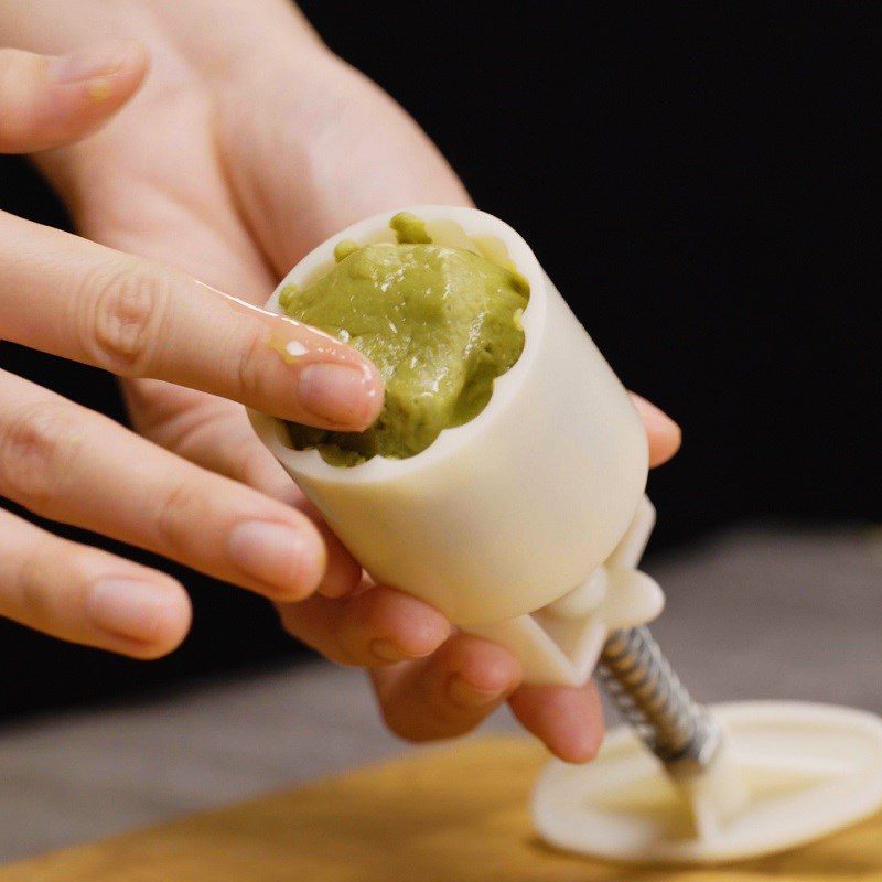 Step 2 Shape the filling and form the green tea cheese mooncake using sandwich