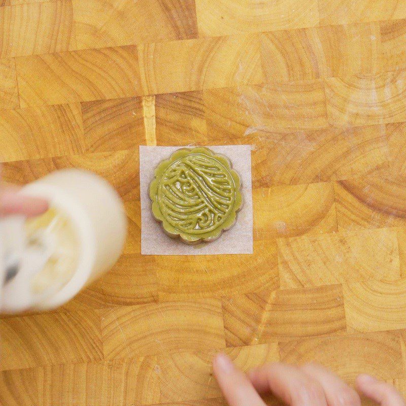 Step 2 Shape the filling and form the green tea cheese mooncake using sandwich