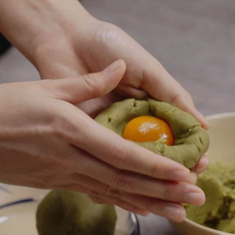 Step 2 Form the filling into balls for the mung bean mooncake using a rice cooker