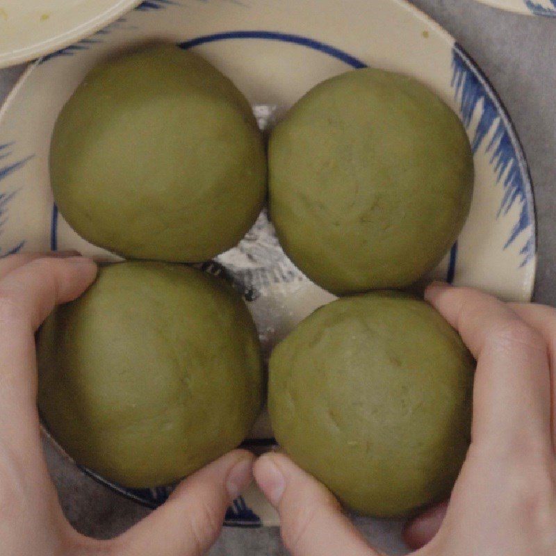 Step 2 Form the filling into balls for the mung bean mooncake using a rice cooker