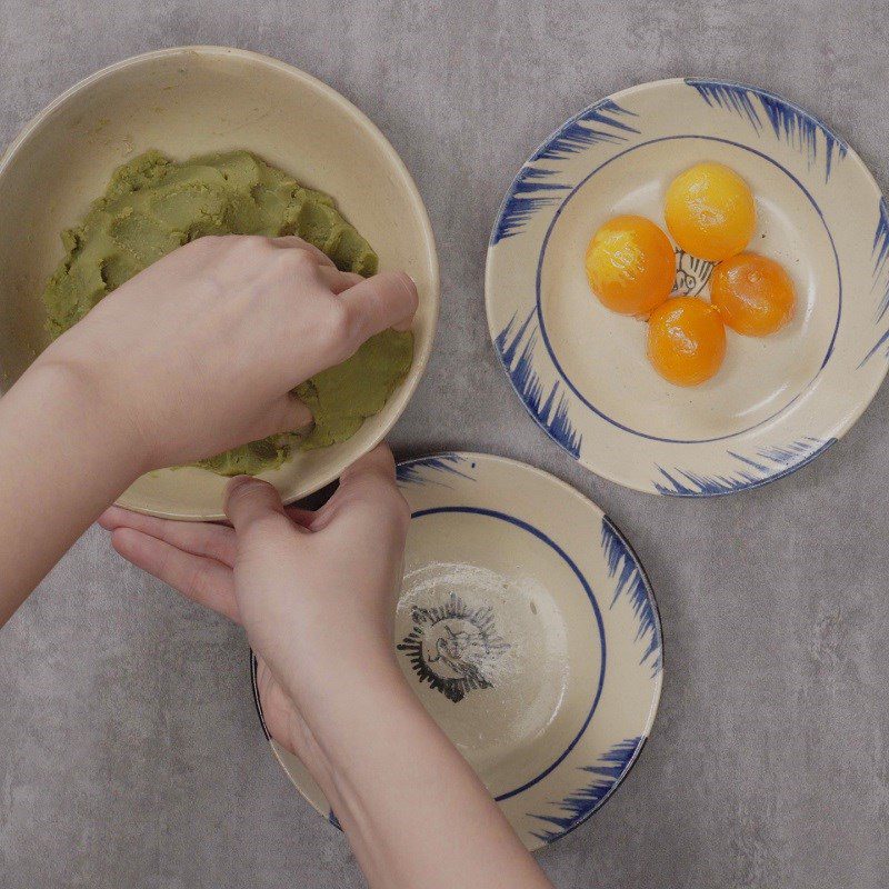 Step 2 Form the filling into balls for the mung bean mooncake using a rice cooker