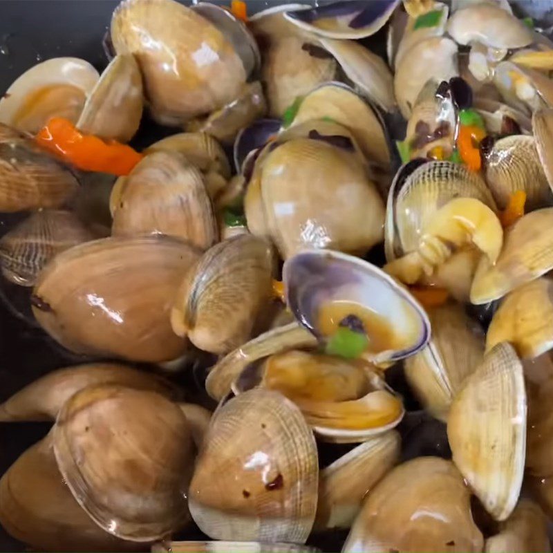 Step 6 Stir-fried clams with black bean sauce