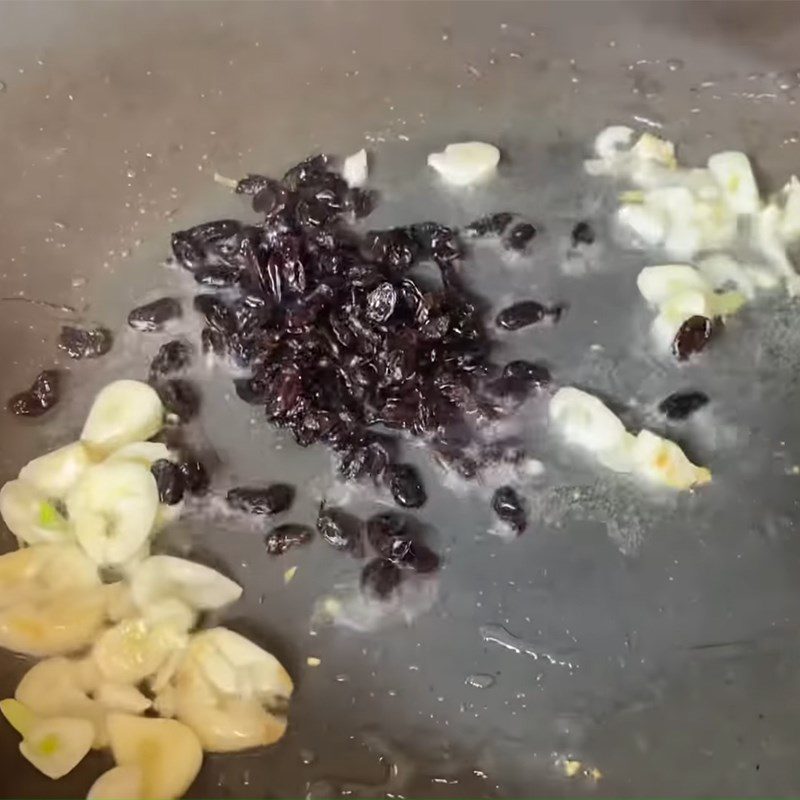 Step 5 Sautéing the ingredients for stir-fried clams with dark soy sauce