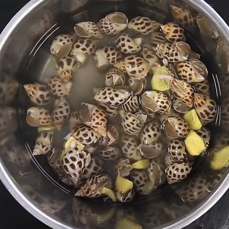 Step 3 Sautéing the snails Garlic butter sautéed snails