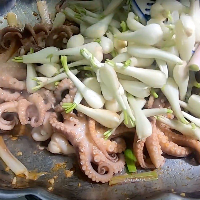 Step 3 Stir-fry the octopus and shallots Stir-fried octopus with shallots