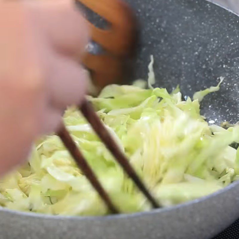 Step 2 Stir-fried cabbage Stir-fried vermicelli with vegetarian cabbage