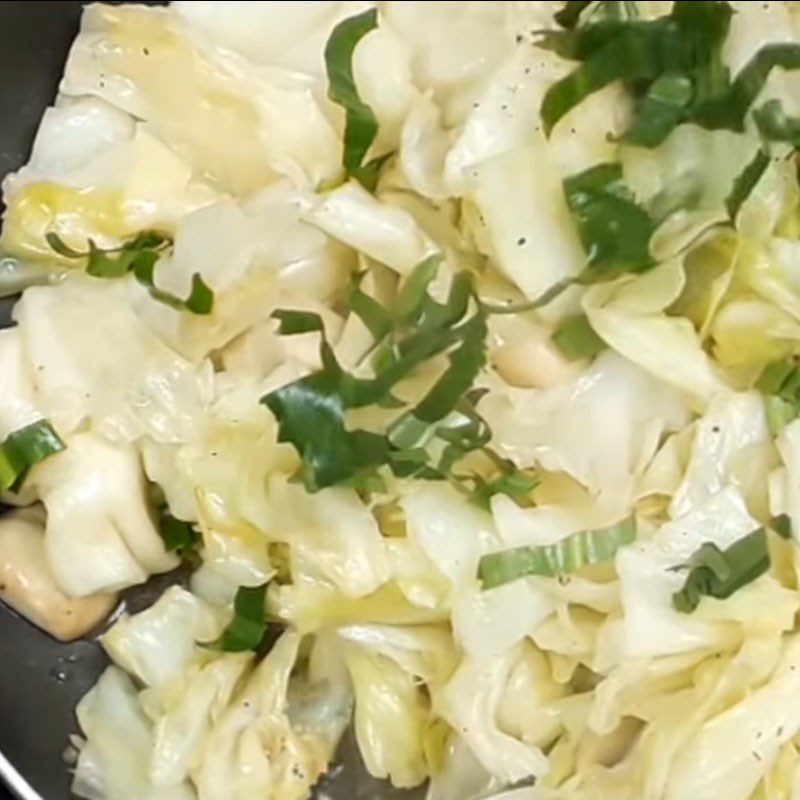 Step 3 Stir-fry cabbage Stir-fried cabbage with mushrooms