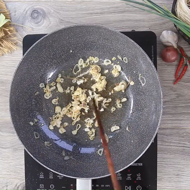 Step 2 Stir-fry the cabbage for Vegetarian Stir-fried Vermicelli