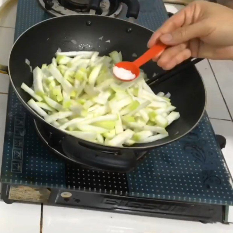 Step 2 Stir-fry gourd Canned sardines stir-fried with gourd