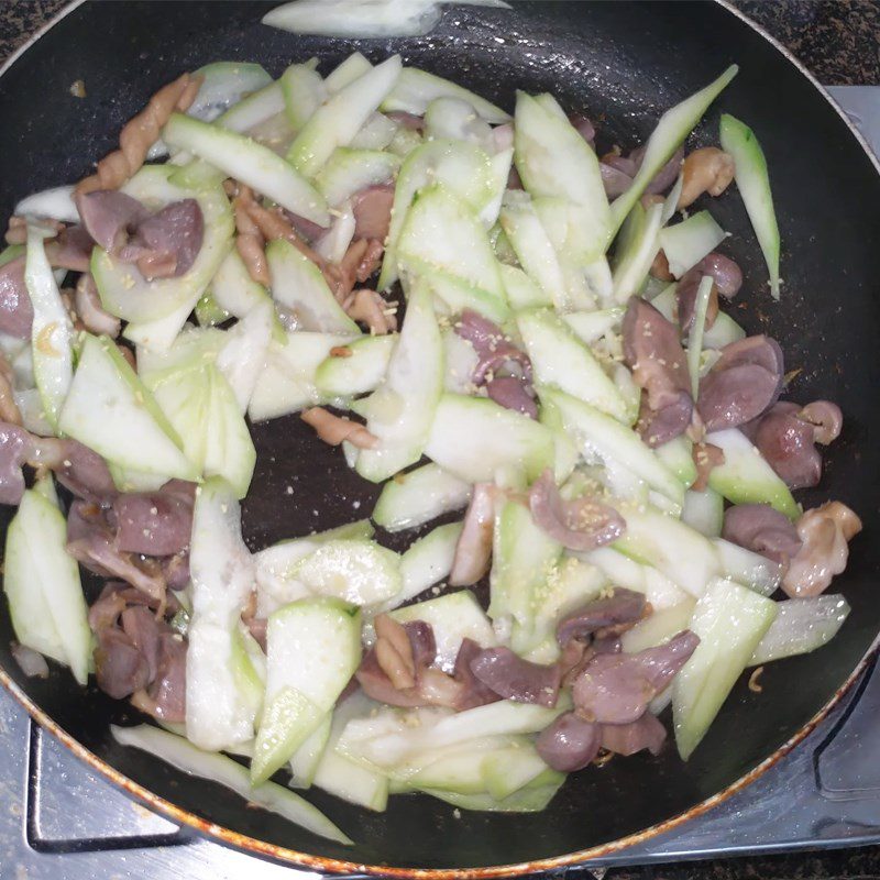 Step 3 Stir-fried gourd Stir-fried gourd with chicken gizzards