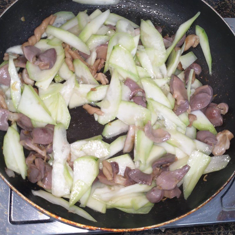 Step 3 Stir-fried gourd Stir-fried gourd with chicken gizzards