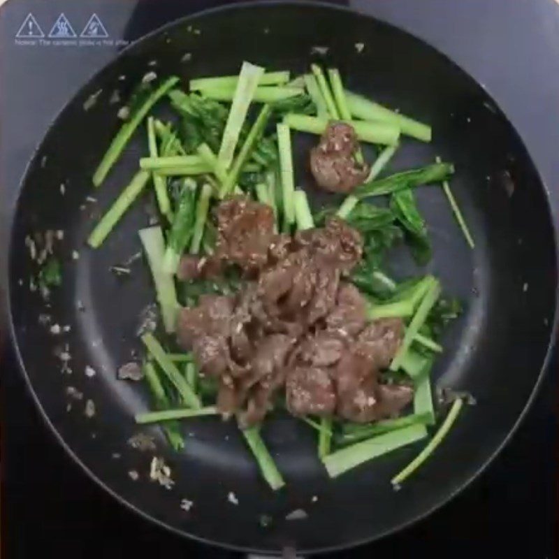 Step 4 Stir-fried beef and fried egg noodle