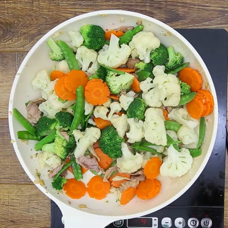 Step 5 Stir-fry mushrooms with meat and vegetables Mixed stir-fried mushrooms