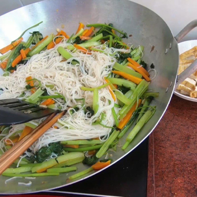 Step 3 Stir-fry noodles Stir-fried noodles with beef balls and vegetables