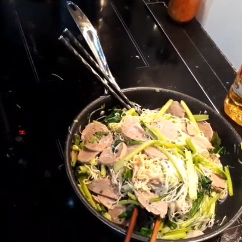 Step 3 Stir-fried noodles with beef meatballs and vegetables