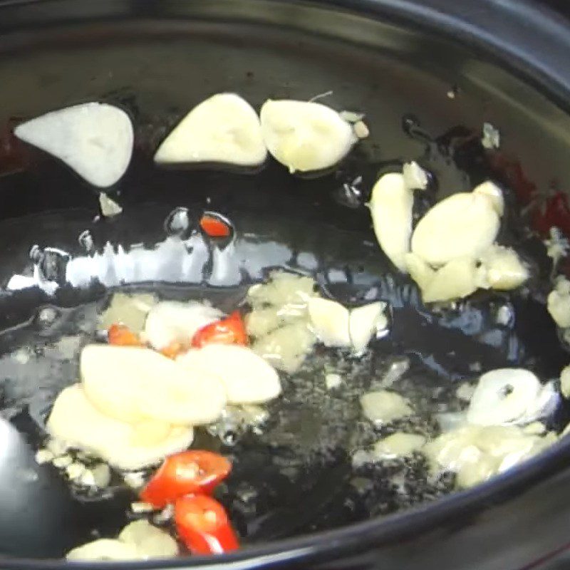 Step 4 Sauté the fish Red bean soup with carp