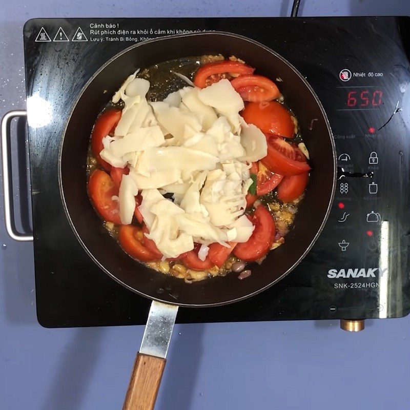 Step 4 Stir-fried tomatoes and sour bamboo shoots Sour fish soup with bamboo shoots