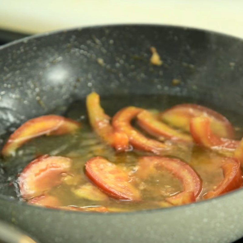 Step 7 Stir-fried tomatoes with fermented rice Sour shrimp crab soup