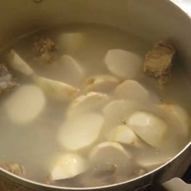 Step 4 Cooking swamp taro soup with water spinach and ribs