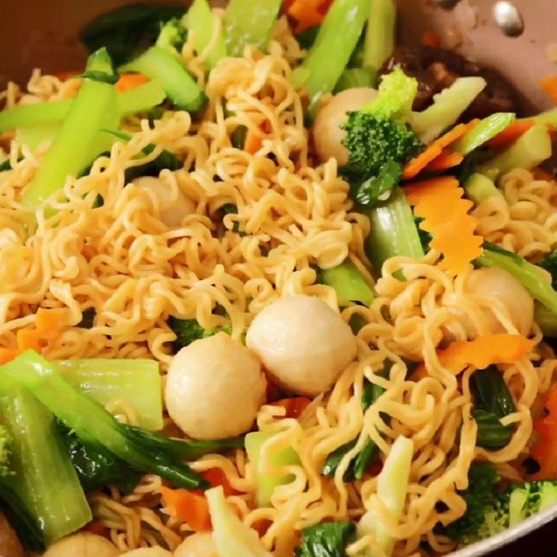 Step 3 Stir-fry fish balls with noodles Stir-fried noodles with fish balls