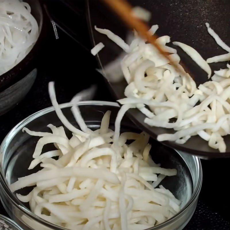 Step 2 Stir-fry the ingredients Vegetarian rice noodle