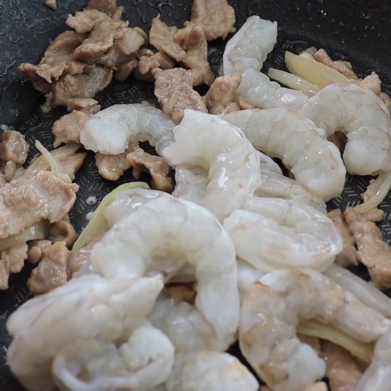 Step 2 Stir-fry the ingredients for Bánh xèo using rice paper