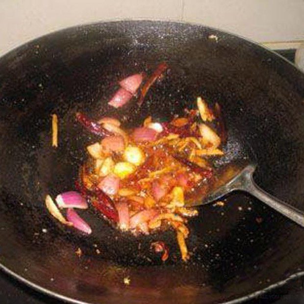 Step 2 Stir-fry the ingredients Spicy crab stir-fry