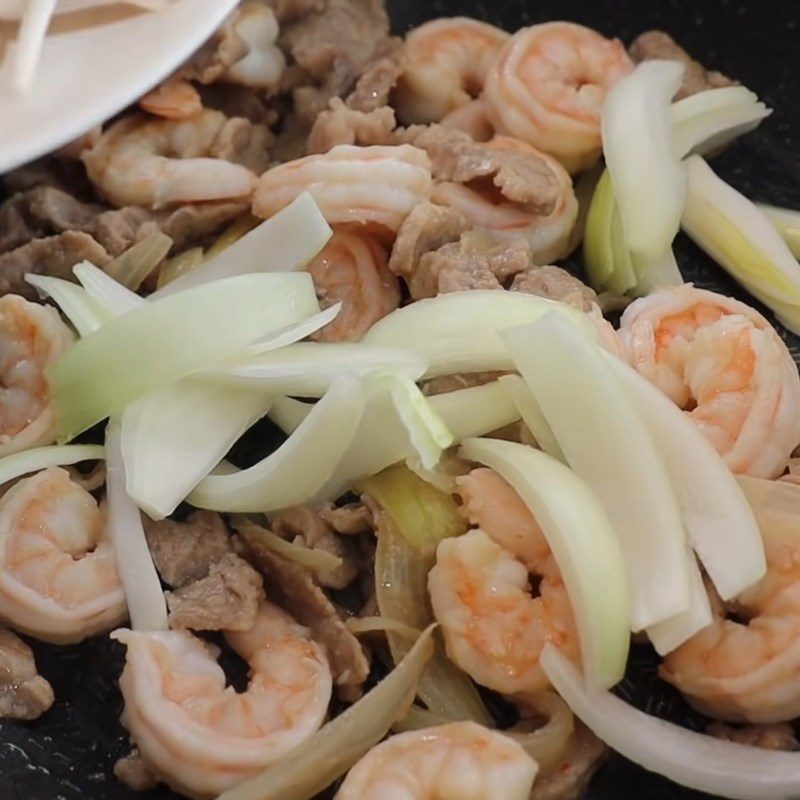 Step 2 Stir-fry the ingredients for Bánh xèo using rice paper