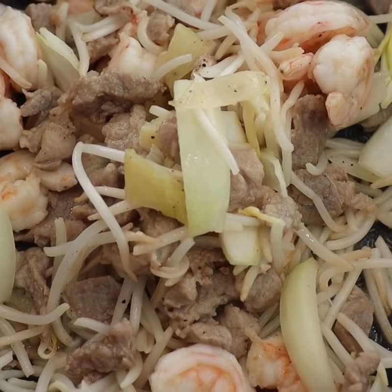 Step 2 Stir-fry the ingredients for Bánh xèo using rice paper