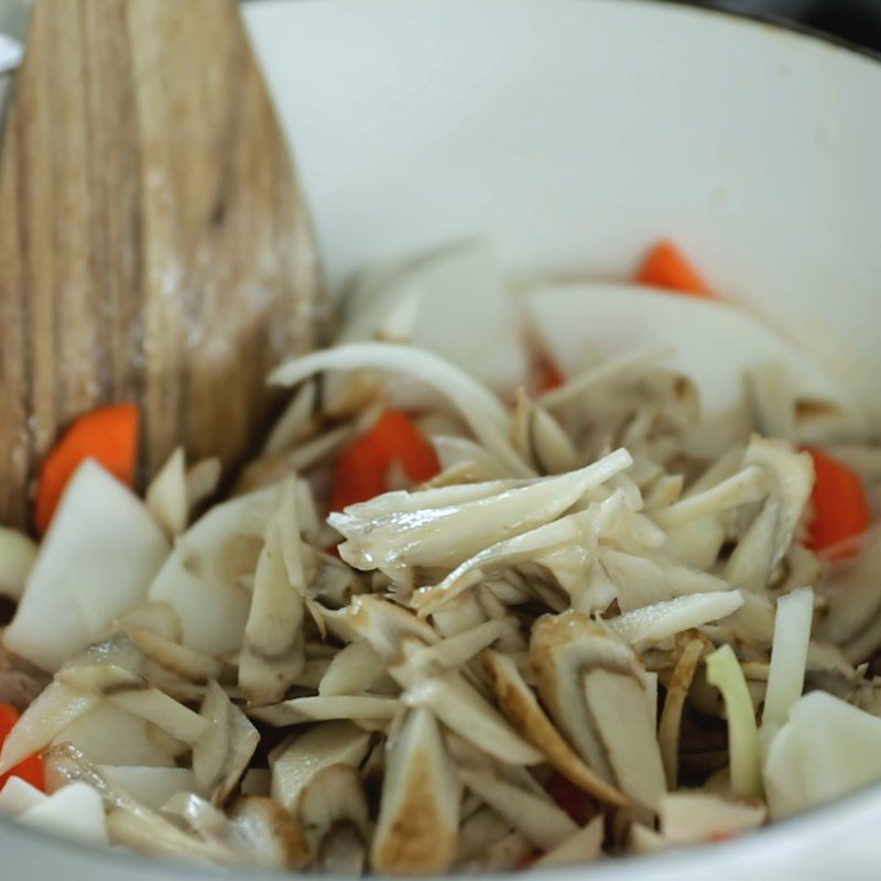 Step 2 Stir-fry the ingredients for Tonjiru soup