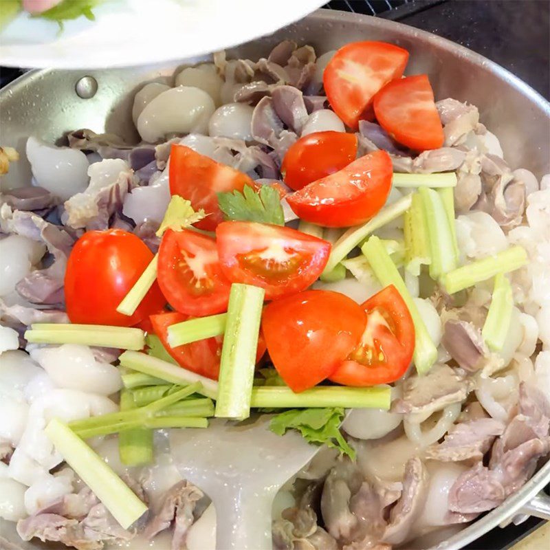 Step 4 Stir-fry the remaining ingredients Chicken gizzards stir-fried with rambutan