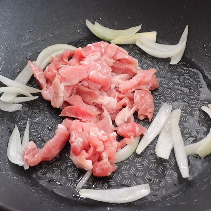 Step 2 Stir-fry the ingredients for Bánh xèo using rice paper