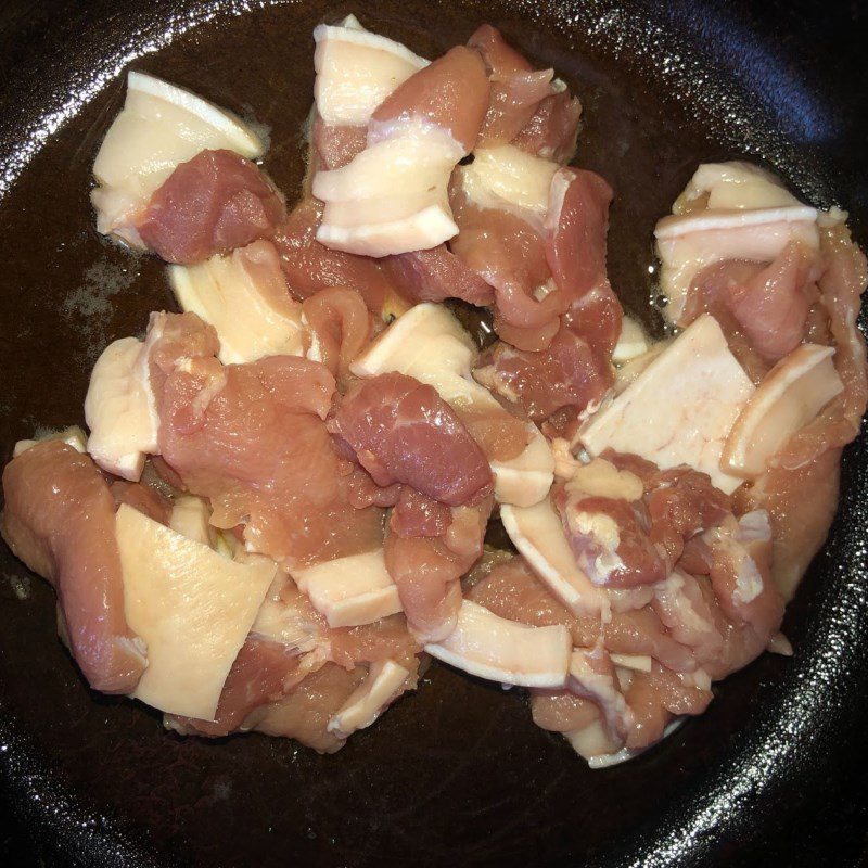 Step 3 Sauté sour cabbage with pork Pork sautéed with sour cabbage (pickled cabbage)