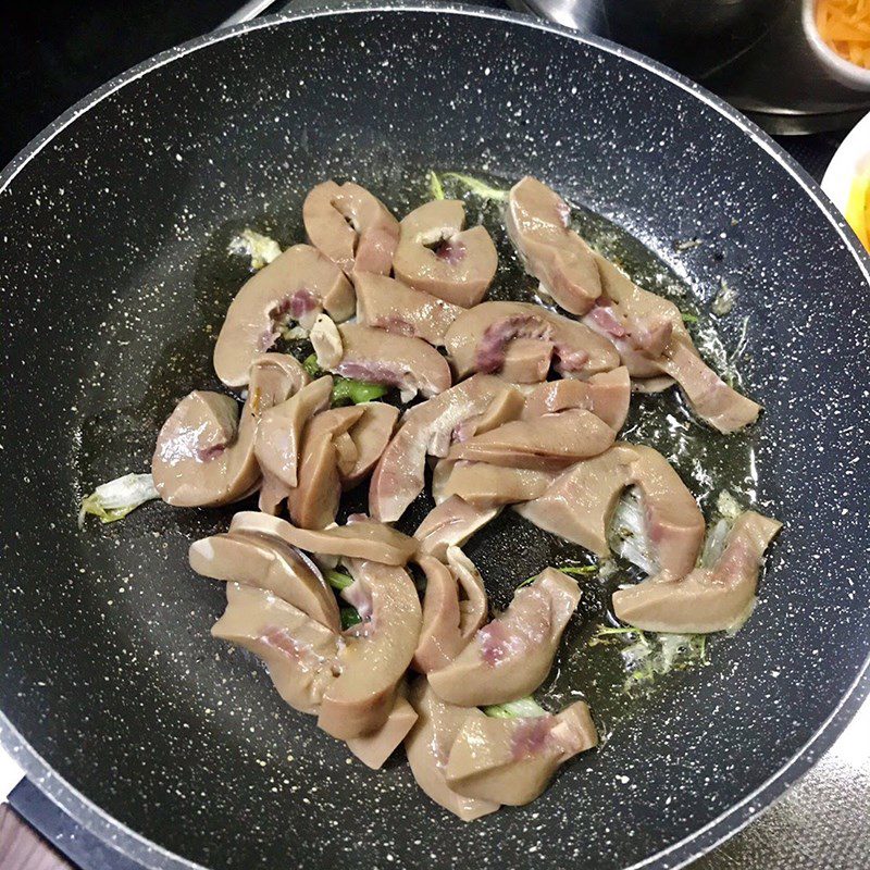 Step 2 Stir-fry kidney Pork kidney stir-fried with chives and bean sprouts