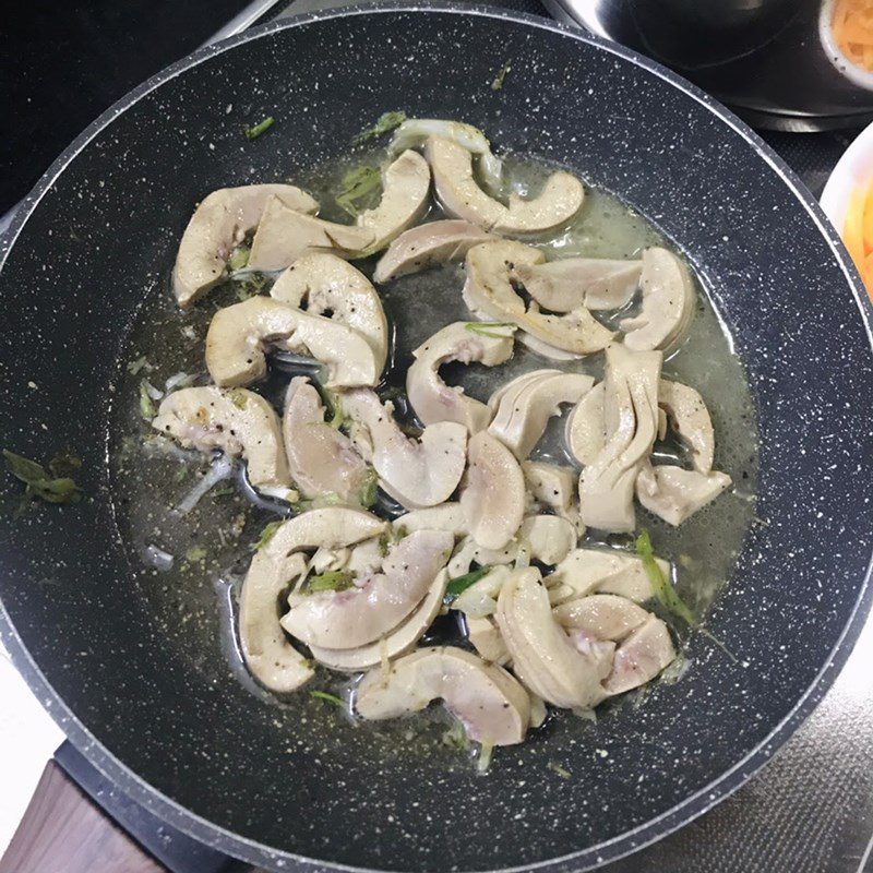 Step 2 Stir-fry kidney Pork kidney stir-fried with chives and bean sprouts