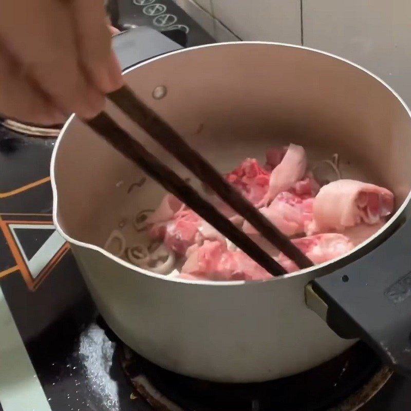 Step 2 Stir-fried pork leg Stewed pork leg with mung beans