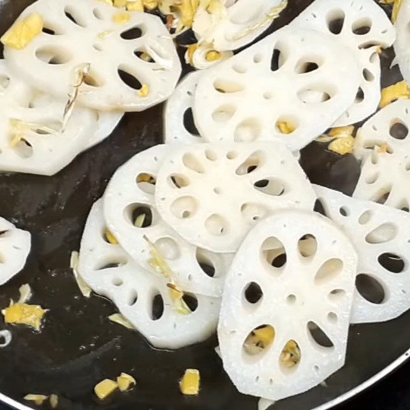 Step 2 Stir-fry the lotus root Spicy Lotus Root Stir-fry