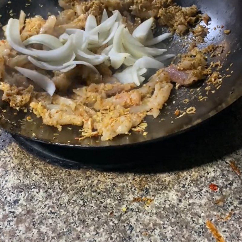 Step 2 Stir-fried beef skin Beef skin stir-fried with lemongrass and chili