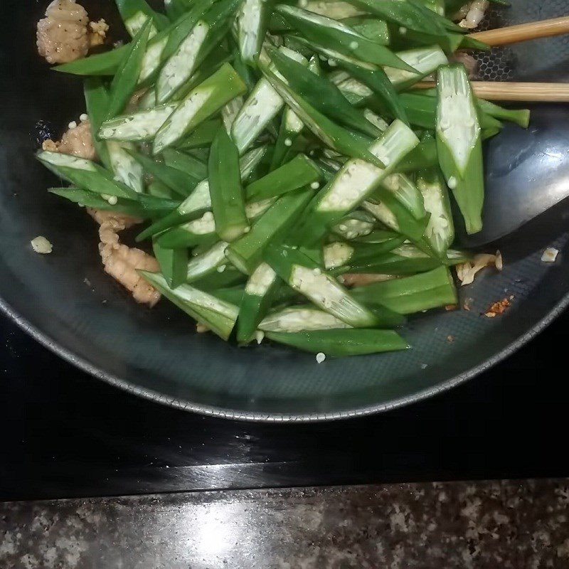 Step 4 Stir-fried Okra Stir-fried okra with pork belly