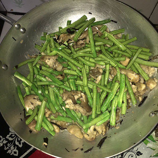 Step 2 Stir-fried green beans with straw mushrooms Vegetarian stir-fried green beans with straw mushrooms